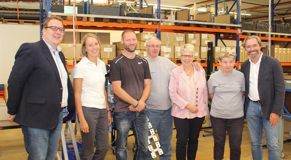 Seit Ende Juli produzieren Mitarbeiterinnen und Mitarbeiter der Lebenshilfe Bremervörde/Zeven jetzt direkt in den Hallen der Thomas Holding. Über die intensivierte Zusammenarbeit freuen sich hier Volker Wahlers, Geschäftsführung der Lebenshilfe, Pirka von der Wense, Gesellschafterin der Thomas Holding, Gruppenleiter Niels Matthias, Mitarbeiter Ingo Schult, Marlies Schröder,  Geschäftsführung der Lebenshilfe, Mitarbeiterin Bettina Winkler und Wilfried Zielken, Geschäftsführer der Thomas Consulting (v.l.).  Foto: ue