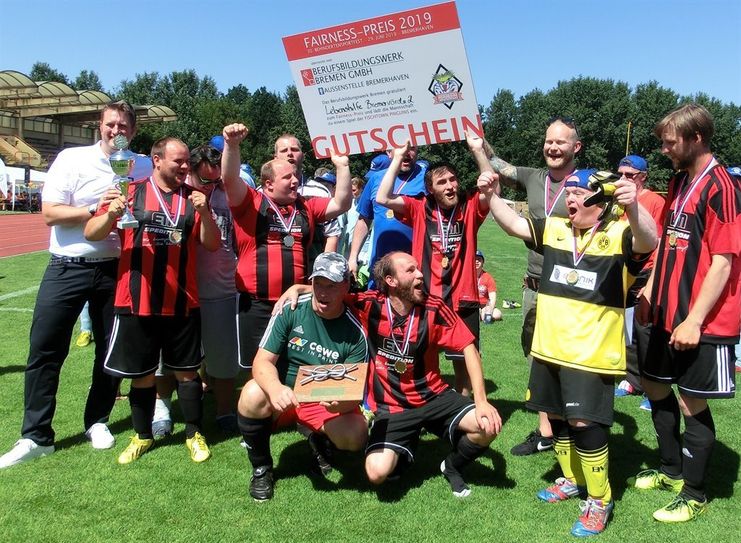Strahlende Gesichter bei den Kickern der Freizeit- und Reha-Sportvereinigung (FRSV) der Lebenshilfe Bremervörde/Zeven.  Foto: eb