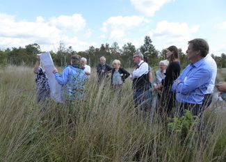 Exkursion in das Ahrensfelder Moor und Begutachtung der Vernässung der Moorflächen durch die Anlegung von Poldern.  Foto: hc