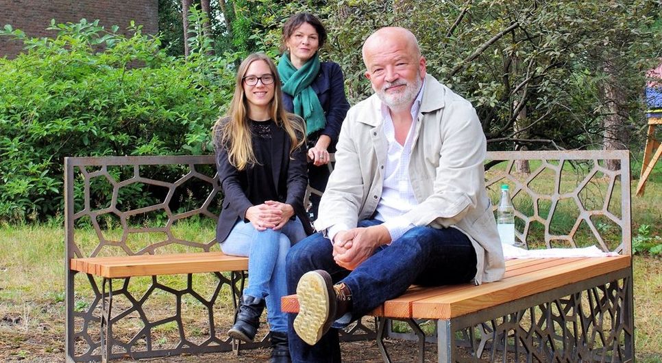 Gesa Jürß, Beate C. Arnold und Jörg van den Berg (von links) stellen die neue „Worpswede Bank“ vor.  Foto: lse
