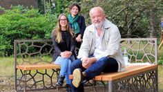 Gesa Jürß, Beate C. Arnold und Jörg van den Berg (von links) stellen die neue „Worpswede Bank“ vor.  Foto: lse