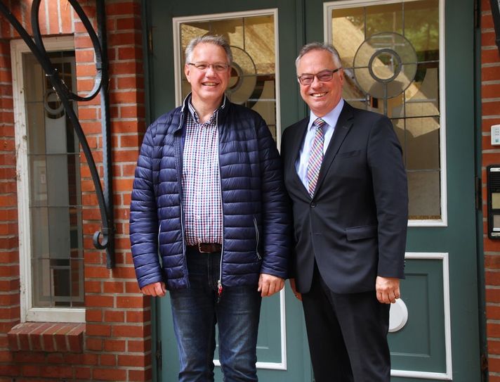 Schirmherr Bürgermeister Stefan Schwenke (rechts) und Uwe Buck, Gemeinde Worpswede, begrüßen es sehr, dass der “Soziale Tag” bereits zum dritten Mal im Rathaus und in der Bötjerschen Scheune stattfindet.  Foto: mr