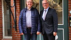 Schirmherr Bürgermeister Stefan Schwenke (rechts) und Uwe Buck, Gemeinde Worpswede, begrüßen es sehr, dass der “Soziale Tag” bereits zum dritten Mal im Rathaus und in der Bötjerschen Scheune stattfindet.  Foto: mr
