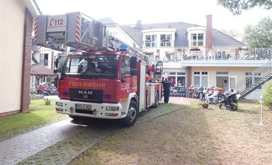 Mit großem Drehleiterwagen besuchte die Freiwillige Feuerwehr das Charleston Seniorendomizil Haus am Park. Foto: eb