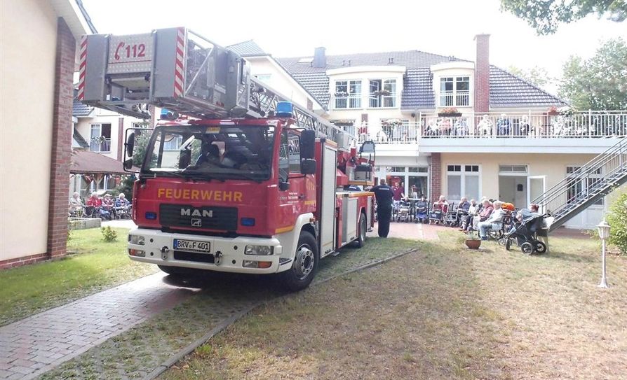 Mit großem Drehleiterwagen besuchte die Freiwillige Feuerwehr das Charleston Seniorendomizil Haus am Park. Foto: eb