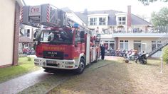 Mit großem Drehleiterwagen besuchte die Freiwillige Feuerwehr das Charleston Seniorendomizil Haus am Park. Foto: eb