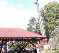 Mit großem Drehleiterwagen besuchte die Freiwillige Feuerwehr das Charleston Seniorendomizil Haus am Park. Foto: eb