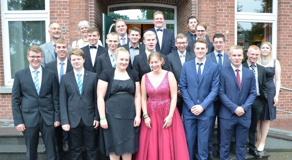 Die Absolventen: Dustin Niklas Bode, Hauke Claas Burfeindt, Marcel Dittmer, Michelle Ehlen, Niklas Gerdts, Corvin Gerken, Lars Hagenah, Nils Höhrmann, Christian Hoyer, Jannik Kück, Felix Meyer, Patrick Ninaber,  Adis Omerovic, Lilli Pape, Arne Reinink, Marcel Schröder, Fabian Setzer, Domenic Stefan, Lennart Tiedemann, Tom Wiesen. Foto: eb