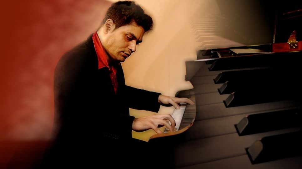 Pervez Mody gilt als Virtuose am Klavier. Auf Einladung des Kultur- und heimtkreises gibt er am 11. Septmber ein Konzert in Bremervörde. Foto: Peter Hoffmann