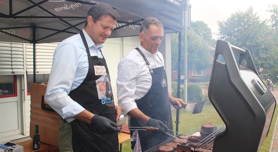 Bundestagsabgeordneter zum Anfassen. Nach seiner Rede stellte sich Oliver Grundmann gleich mit an den Grill und servierte den Gästen den leckeren „GnarrenBurger“. Foto: im