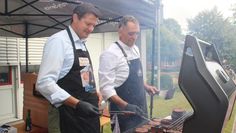 Bundestagsabgeordneter zum Anfassen. Nach seiner Rede stellte sich Oliver Grundmann gleich mit an den Grill und servierte den Gästen den leckeren „GnarrenBurger“. Foto: im