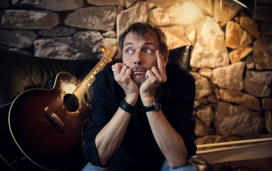Georgie Carbutler verspricht den Besuchern des Tüddels bestes Entertainment. Mehr als seine Gitarre und seine Stimme braucht er dafür nicht. Foto: eb