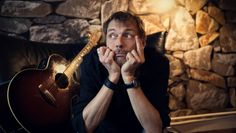 Georgie Carbutler verspricht den Besuchern des Tüddels bestes Entertainment. Mehr als seine Gitarre und seine Stimme braucht er dafür nicht. Foto: eb