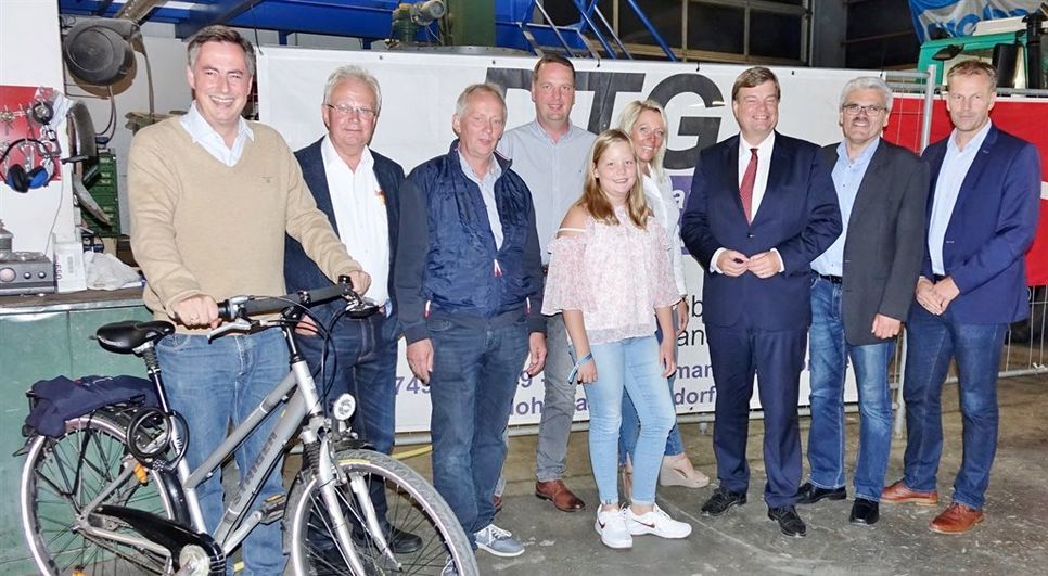 Klimafreundlich mit dem Fahrrad unterwegs. David McAllister (CDU-Europaabgeordneter), Wilfried Windhorst (Fraktionsgeschäftsführer), Gerhard Hillmann (Ortsvorsteher), Familie Dohrmann, Enak Ferlemann (Parlamentarischer Staatssekretär) und Bernd Beckmann (Fraktionsvorsitzender) und Bürgermeister Guido Dieckmann.  Foto: khe