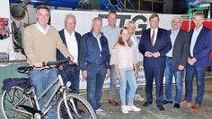 Klimafreundlich mit dem Fahrrad unterwegs. David McAllister (CDU-Europaabgeordneter), Wilfried Windhorst (Fraktionsgeschäftsführer), Gerhard Hillmann (Ortsvorsteher), Familie Dohrmann, Enak Ferlemann (Parlamentarischer Staatssekretär) und Bernd Beckmann (Fraktionsvorsitzender) und Bürgermeister Guido Dieckmann.  Foto: khe