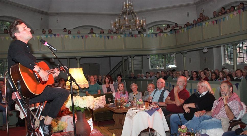 Der Musiker, Schauspieler, Autor und Theologe Julian Sengelmann nahm sein Publikum mit auf eine gefühlvolle Reise durch sein Leben.  Foto: im