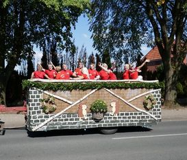Das Erntefest-Komitee ist von ihrem Programm begeistert und lädt Freunde und Freundinnen zum feierlichen Erntedank ein.  Foto: eb