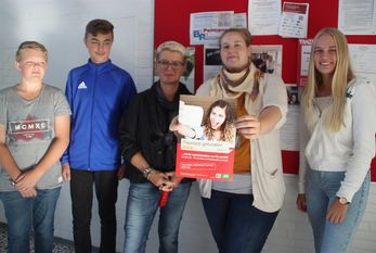 Lehrerin Viola Wollny, als Beauftragte für Berufsorientierung an der Oste-Hamme Schule tätig (auf dem Foto zweite von rechts) und ihre Vorgängerin Marliese Eckhof haben zurzeit alle Hände voll mit der Vorbereitung der Ausbildungsmesse zu tun. Die Schüler sind schon sehr gespannt.  Foto: im