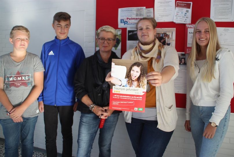 Lehrerin Viola Wollny, als Beauftragte für Berufsorientierung an der Oste-Hamme Schule tätig (auf dem Foto zweite von rechts) und ihre Vorgängerin Marliese Eckhof haben zurzeit alle Hände voll mit der Vorbereitung der Ausbildungsmesse zu tun. Die Schüler sind schon sehr gespannt.  Foto: im