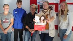 Lehrerin Viola Wollny, als Beauftragte für Berufsorientierung an der Oste-Hamme Schule tätig (auf dem Foto zweite von rechts) und ihre Vorgängerin Marliese Eckhof haben zurzeit alle Hände voll mit der Vorbereitung der Ausbildungsmesse zu tun. Die Schüler sind schon sehr gespannt.  Foto: im