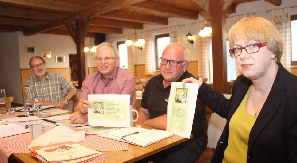 Die Worpsweder Designerin Regina Berndt stellte der Versammlung einen weiteren Entwurf eines farbenfrohen Findorff-Banners vor. Mit auf dem Foto Richard Henning, Hermann Röttjer und Reiner Hildebrandt.  Foto: im