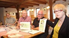 Die Worpsweder Designerin Regina Berndt stellte der Versammlung einen weiteren Entwurf eines farbenfrohen Findorff-Banners vor. Mit auf dem Foto Richard Henning, Hermann Röttjer und Reiner Hildebrandt.  Foto: im