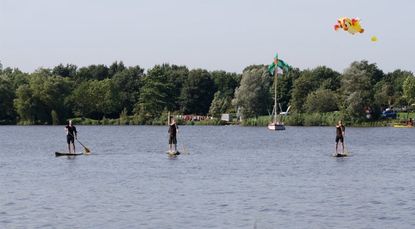 Auf dem Vörder Seefest präsentiert der Windsurfclub Bremervörde e.V. den Besuchern Stand Up Paddling und Windsurfen. Foto: eb