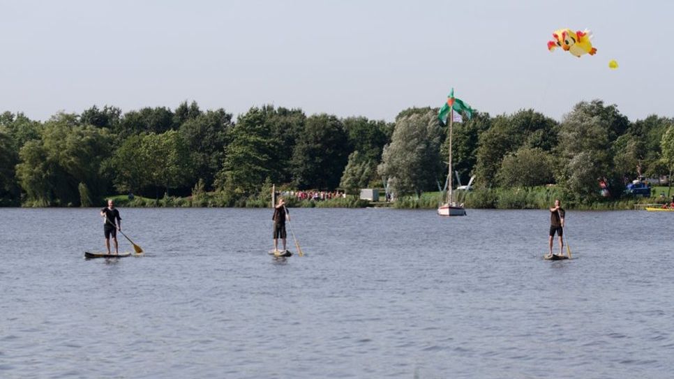 Auf dem Vörder Seefest präsentiert der Windsurfclub Bremervörde e.V. den Besuchern Stand Up Paddling und Windsurfen.  Foto: eb
