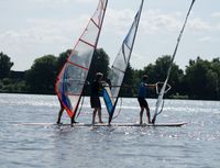Auf dem Vörder Seefest präsentiert der Windsurfclub Bremervörde e.V. den Besuchern Stand Up Paddling und Windsurfen. Foto: eb