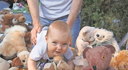 Auch die kleinsten Besucher gehen schon auf Schatzsuche beim Flohmarkt in Plönjeshausen. Fotos: Archiv