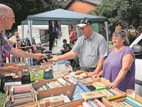 Auch die kleinsten Besucher gehen schon auf Schatzsuche beim Flohmarkt in Plönjeshausen. Fotos: Archiv