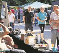 Auch die kleinsten Besucher gehen schon auf Schatzsuche beim Flohmarkt in Plönjeshausen. Fotos: Archiv
