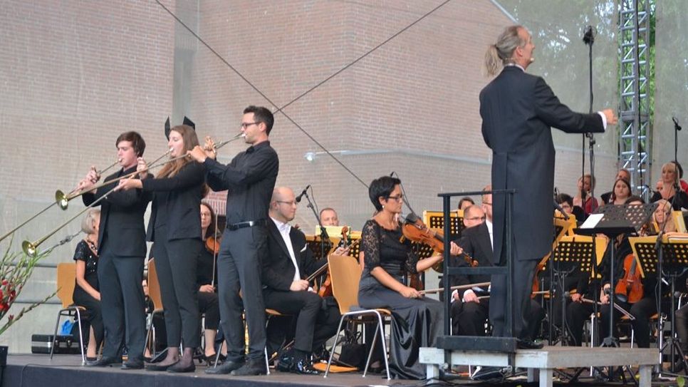 Beim Triumphmarsch aus Guiseppe Verdis „Aida“ kamen auch die sogenannten Aidatrompeten zum Einsatz. Rechts im Bild Dirigent und Leiter von musica viva, Nicolas Hrudnik.  Foto: ui