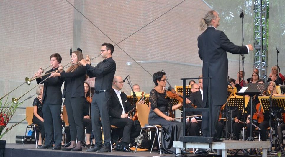 Beim Triumphmarsch aus Guiseppe Verdis „Aida“ kamen auch die sogenannten Aidatrompeten zum Einsatz. Rechts im Bild Dirigent und Leiter von musica viva, Nicolas Hrudnik.  Foto: ui