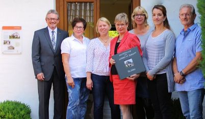Landrat Bernd Lütjen (links) mit dem Team der Wohnberaterinnen und -berater. Foto: lse