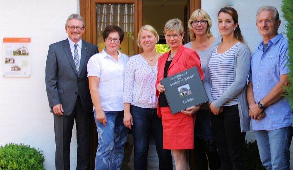 Landrat Bernd Lütjen (links) mit dem Team der Wohnberaterinnen und -berater.  Foto: lse