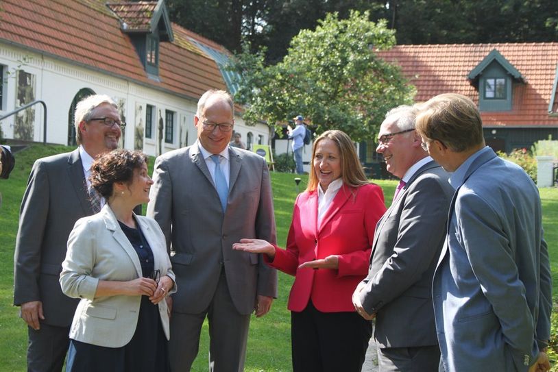 Der Anfang eines kulturellen Nachmittags begann wie er endete: mit Gesprächen über inhaltlich wichtigen Themen in einer heiteren Runde.   Foto: pvio