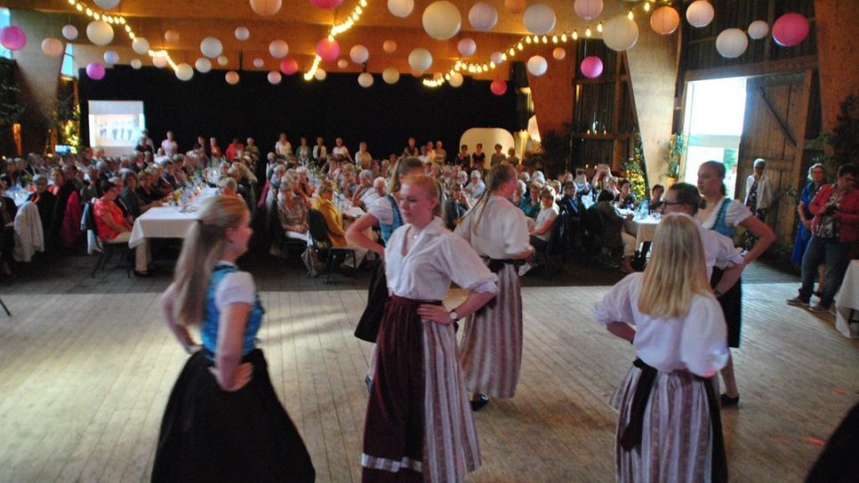 Die Landjugend Kirchwistedt präsentierte mehrere Volkstänze vor großem Publikum. Foto: uml