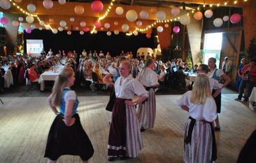 Die Landjugend Kirchwistedt präsentierte mehrere Volkstänze vor großem Publikum. Foto: uml