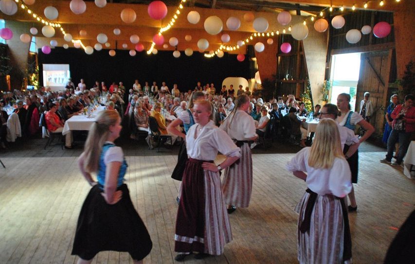 Die Landjugend Kirchwistedt präsentierte mehrere Volkstänze vor großem Publikum. Foto: uml
