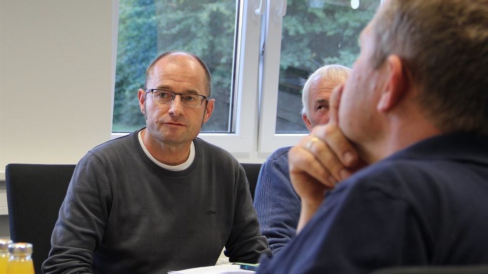 Jan Postels, Leiter des Bauamtes der Samtgemeinde Selsingen, stellten den Mitgliedern des Bauausschusses die geplanten Änderungen im Flächennutzungsplan nochmals im Detail dar.   Foto: ue