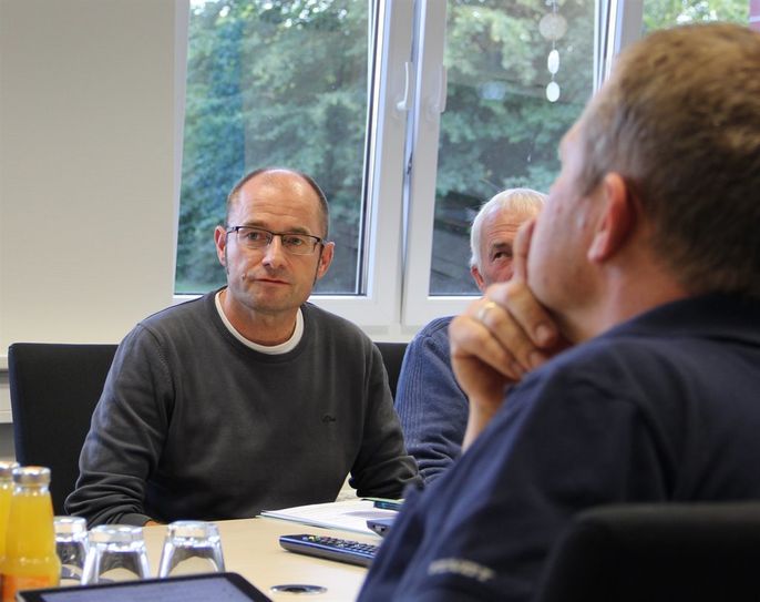Jan Postels, Leiter des Bauamtes der Samtgemeinde Selsingen, stellten den Mitgliedern des Bauausschusses die geplanten Änderungen im Flächennutzungsplan nochmals im Detail dar.   Foto: ue