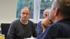 Jan Postels, Leiter des Bauamtes der Samtgemeinde Selsingen, stellten den Mitgliedern des Bauausschusses die geplanten Änderungen im Flächennutzungsplan nochmals im Detail dar.   Foto: ue