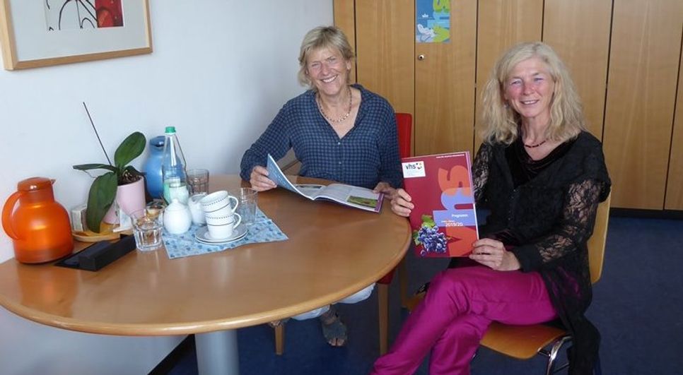 Urte Joost-Krüger und Gabriele Haar (v.li.) stellen das neue VHS-Programm vor. Für die Zukunft suchen sie noch weitere Kursleiter/innen. Foto: hc