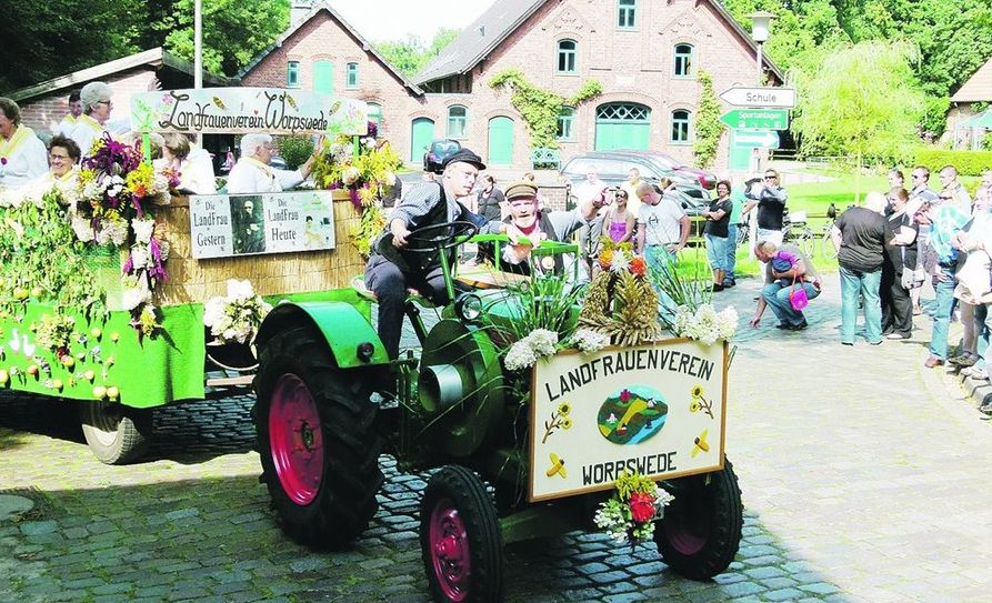 Ein Treckeranhänger voll guter Laune. In Worpswede werden die letzten Vorbereitungen für das diesjährige Erntefest getroffen, um das Dorf mit guter Stimmung beim Erntedank zu versorgen.  Foto: eb