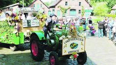 Ein Treckeranhänger voll guter Laune. In Worpswede werden die letzten Vorbereitungen für das diesjährige Erntefest getroffen, um das Dorf mit guter Stimmung beim Erntedank zu versorgen.  Foto: eb