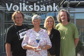 Noch hält Marianne Regenberg (2.v.l.) Vorstandsmitglied des Vereins Tandem den begehrten Klugscheißer Cup in ihren Händen. Auf der Bremervörder Nacht des unnützen Wissens wird er den Besitzer wechseln. Quizmaster André Wollenberg, Volksbank Geschäftsstellenleiterin Ulrike Schloen und der Vorsitzende des Vereins Tandem Andreas von Glahn (v.l.) freuen sich auf einen unterhaltsamen Abend, bei dem der Spaß ganz eindeutig im Vordergrund stehen wird.  Foto: im