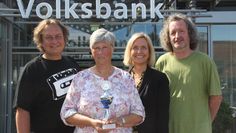 Noch hält Marianne Regenberg (2.v.l.) Vorstandsmitglied des Vereins Tandem den begehrten Klugscheißer Cup in ihren Händen. Auf der Bremervörder Nacht des unnützen Wissens wird er den Besitzer wechseln. Quizmaster André Wollenberg, Volksbank Geschäftsstellenleiterin Ulrike Schloen und der Vorsitzende des Vereins Tandem Andreas von Glahn (v.l.) freuen sich auf einen unterhaltsamen Abend, bei dem der Spaß ganz eindeutig im Vordergrund stehen wird.  Foto: im