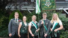 Das Börde-Jugendkaiserpaar Marten Knust (v.l.) und Fenja Miesner sowie den siegreichen Dornsoder Nachwuchsschützen.  Foto: sla