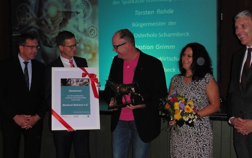 Ein verdienter Preis: Die Bäckerei Behrens wird aufgrund guter Entwicklung, vorbildlicher Ausbildung und ökologischem Engagement ausgezeichnet.  Foto:mf